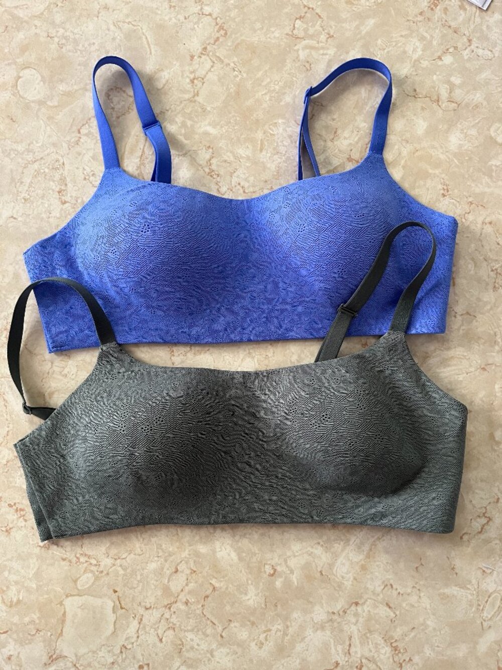 Pair of Aerie Smoothez Sz M Wireless Seamleas Bralettes Blue and Green